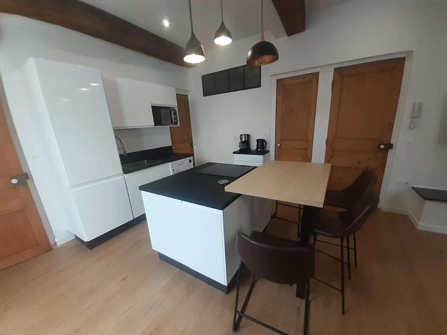 Classe 4 Etoiles - Cybele - Centre Ville 2 Chambres, Cour Privative Et Garage Виен Екстериор снимка